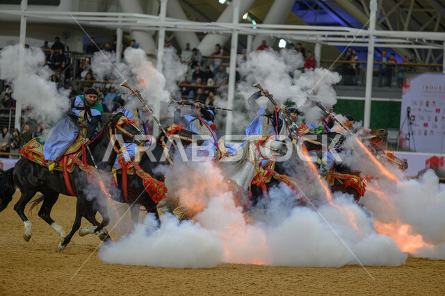 مشاركة الفرسان المغربيين بمناسبة اختتام فعاليات العام الثقافي, استعراض لتقاليد الفروسية المغربية العريقة, موسم التبوريدة في مدينة الدوحة 17ديسمبر, إطلاق الألعاب النارية, الأزياء والاكسسوارات المغربية الشعبية التقليدية, فعالية ركوب الخيل في دولة قطر