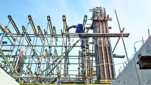 مبنى قيد الإنشاء والتشييد في المملكة العربية السعودية, مفهوم الهندسة الإنشائية والمعمارية، أعمال البناء وصب الخرسانات ووضع الأساسات المعدنية الأولية، تنفيذ مخطط الإعمار وتشكيل الهيكل المعدني