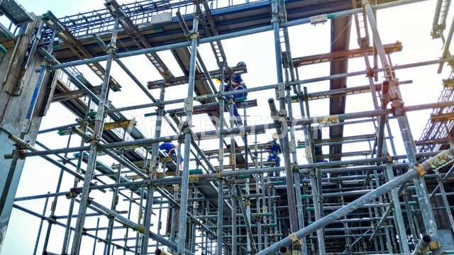 المعدات الثقيلة والسقالات العالية، أعمال البناء وصب الخرسانات ووضع الأساسات الأولية، تنفيذ مخطط الإعمار وتشكيل الهيكل المعدني, مبنى قيد الإنشاء والتشييد في المملكة العربية السعودية, مفهوم الهندسة الانشائية والمعمارية