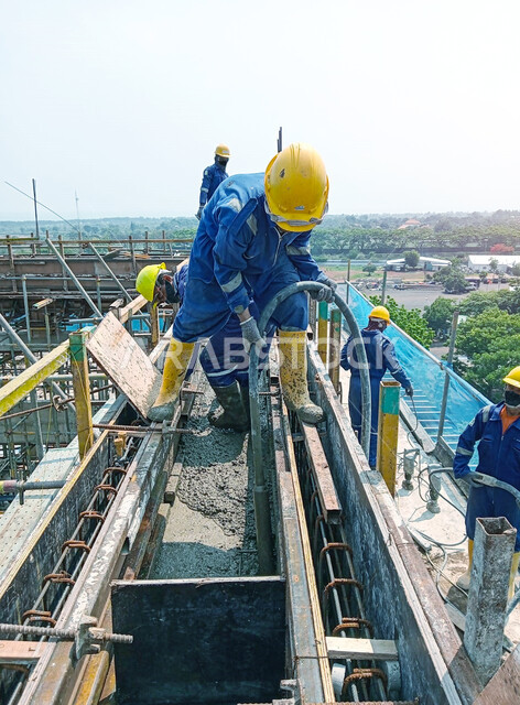 أعمال التشييد والبناء في السعودية, إنشاء الأساسات ووضع الخرسانات, مفهوم الهندسة الانشائية والمعمارية, تنفيذ مخطط الإعمار, عمال عرب خليجيون سعوديون يقومون بصب الخرسانة في القوالب الإسمنتية