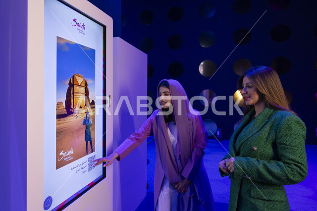 بناء جسور التعاون بين المؤثرين والجهات المعنية، النقاش والحوار بين امراتين تقفان في منصة صناع التاثير في الرياض، ملتقى عالمي لتبادل الخبرات وعقد الشراكات، فعاليات ومؤتمرات ثقافية مشهورة، تعزيز دور المملكة العربية السعودية في مجال الإعلام الرقمي، تطوير صناعة المحتوى