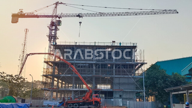 مبنى قيد الإنشاء والتشييد في المملكة العربية السعودية, مفهوم الهندسة الانشائية والمعمارية, المعدات الثقيلة والرافعات والسقالات العالية، أعمال البناء وصب الخرسانات ووضع الأساسات الأولية، تنفيذ مخطط الإعمار وتشكيل الهيكل المعدني