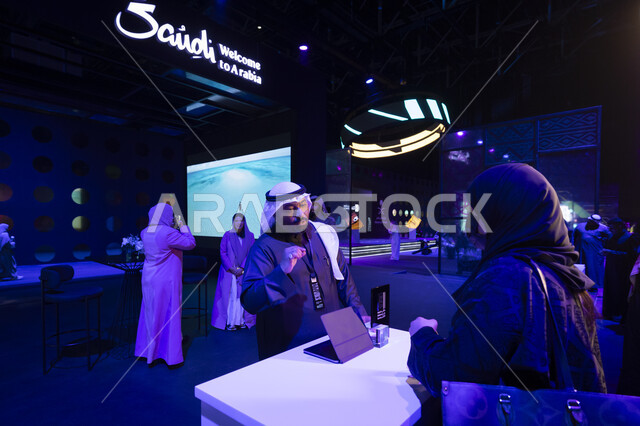 مؤتمرات وفعاليات ثقافية مشهورة، رجل عربي خليجي سعودي يرتدي الثوب التقليدي والشماغ يقف مع امراة في منصة صناع التاثير في الرياض، تعزيز دور المملكة العربية السعودية في مجال الإعلام الرقمي، تطوير صناعة المحتوى، ملتقى عالمي لتبادل الخبرات وعقد الشراكات