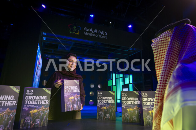 مؤتمرات وفعاليات ثقافية مشهورة، رجل عربي خليجي سعودي يرتدي الثوب التقليدي والشماغ يقف مع امراة في منصة صناع التاثير في الرياض، تعزيز دور المملكة العربية السعودية في مجال الإعلام الرقمي، تطوير صناعة المحتوى، ملتقى عالمي لتبادل الخبرات وعقد الشراكات