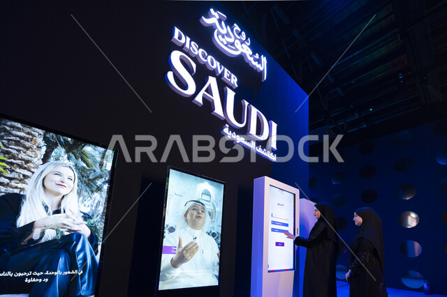 النقاش والحوار بين امراتين تقفان في منصة صناع التاثير في الرياض، ملتقى عالمي لتبادل الخبرات وعقد الشراكات، فعاليات ومؤتمرات ثقافية مشهورة، تعزيز دور المملكة العربية السعودية في مجال الإعلام الرقمي، تطوير صناعة المحتوى، بناء جسور التعاون بين المؤثرين والجهات المعنية