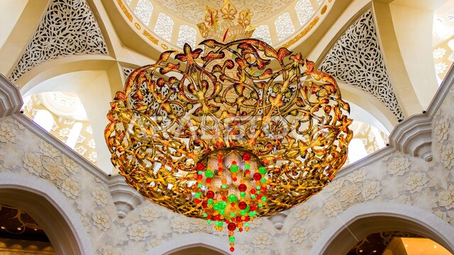 ثريا معلقة على سقف مسجد الشيخ زايد في مدينة أبو ظبي, الفن الهندسي المعماري لبناء المساجد على الطراز العربي الإسلامي, التصاميم والديكورات الداخلية المميزة, المعالم والأماكن الدينية الإسلامية المشهورة في الإمارات العربية المتحدة