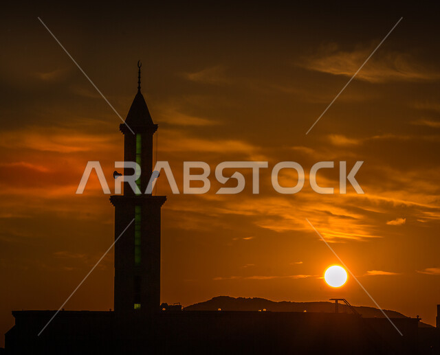 مأذنة مسجد في مدينة جدة وقت غروب الشمس, الفن الهندسي المعماري لبناء المساجد على الطراز العربي الإسلامي, مفهوم العبادة والتقرب إلى الله ,الأماكن الدينية الإسلامية المشهورة في المملكة العربية السعودية