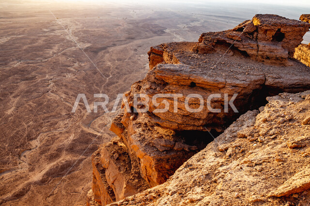 منظر طبيعي جميل  لسلسلة جبال طويق في الرياض في المملكه العربيه السعوديه, حافة نهاية العالم, مطل الجراند كانيون, مناطق سياحيه مميزه في الرياض, السياحه في المملكه العربيه السعوديه