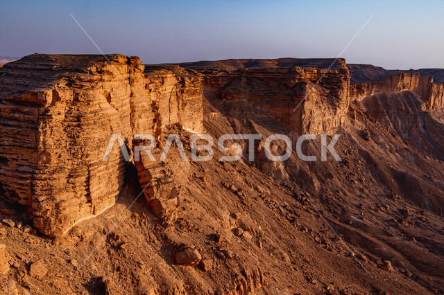 منظر طبيعي جميل  لسلسلة جبال طويق في الرياض في المملكه العربيه السعوديه, حافة نهاية العالم, مطل الجراند كانيون, مناطق سياحيه مميزه في الرياض, السياحه في المملكه العربيه السعوديه