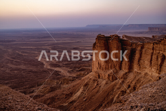 منظر طبيعي جميل  لسلسلة جبال طويق في الرياض في المملكه العربيه السعوديه, حافة نهاية العالم, مطل الجراند كانيون, مناطق سياحيه مميزه في الرياض, السياحه في المملكه العربيه السعوديه