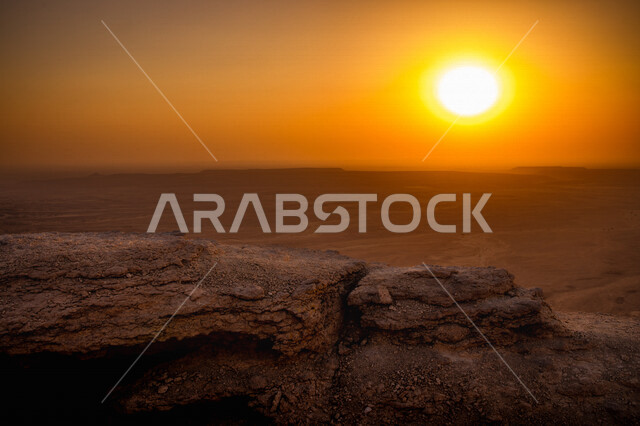 منظر رائع  وفريد لغروب الشمس على  سلسلة جبال طويق في الرياض في المملكه العربيه السعوديه, حافة نهاية العالم, نهاية العالم ومطل الجراند كانيون, مناطق سياحيه مميزه في الرياض, السياحه في المملكه العربيه السعوديه