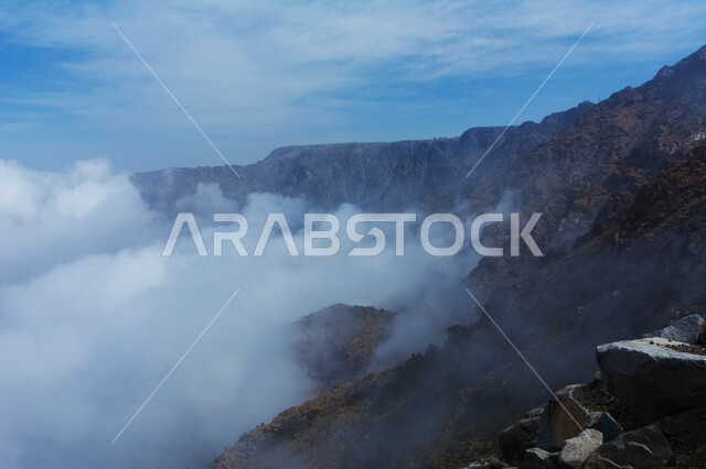 التكوينات الصخرية والتضاريس في القمم والمرتفعات الجبلية، أماكن سياحية مشهورة، الأجواء الضبابية الشتوية الهادئة، سلسلة جبال الهدا في مدينة الطائف غرب المملكة العربية السعودية، الاستمتاع بالمناظر الطبيعة