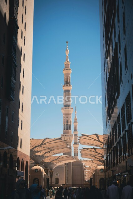 المظلات الالكترونية في المجمع الخارجي لمسجد رسول الله في المدينة المنورة، الفن الهندسي المعماري على الطراز الاسلامي لمآذن المسجد النبوي الشريف، الأماكن الاسلامية الدينية المقدسة في المملكة العربية السعودية، مقصد المسلمين لأداء العبادة والتقرب الى الله