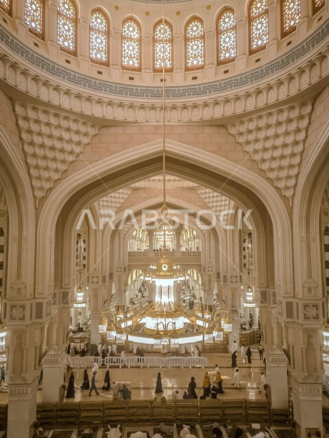 إدخال النجف و الثريا في التصاميم المعماريه، الزخارف الجبسيه الاسلاميه الفاخره على الأسقف، صورة من داخل المسجد الحرام في مكة المكرمة في المملكة العربية السعودية، معالم واماكن دينيه مقدسة، توسعة الحرم المكي الشريف