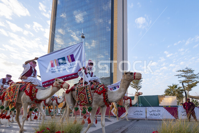 توافد الزوار لحضور مسابقة ومهرجان عام الابل في الرياض، أنشطة عربية شعبية تراثية، عرض أجود انواع النوق في المملكة العربية السعودية، الاهتمام في المواشي ورعايتها، أهمية حيوان الجمل في الحياة اليومية،  تعزيز الهوية الثقافية وترسيخ التراث السعودي