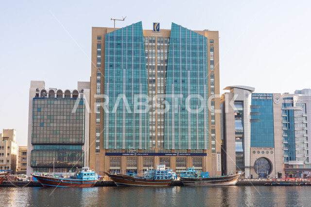 الفن الهندسي المعماري للمباني والمنشآت المطلة على البحر, مرسى القوارب الخشبية, المعالم السياحية الساحلية المشهورة, وسائل التنقل البحرية في الإمارات العربية المتحدة, ميناء لنقل المسافرين والبضائع في منطقة بر دبي