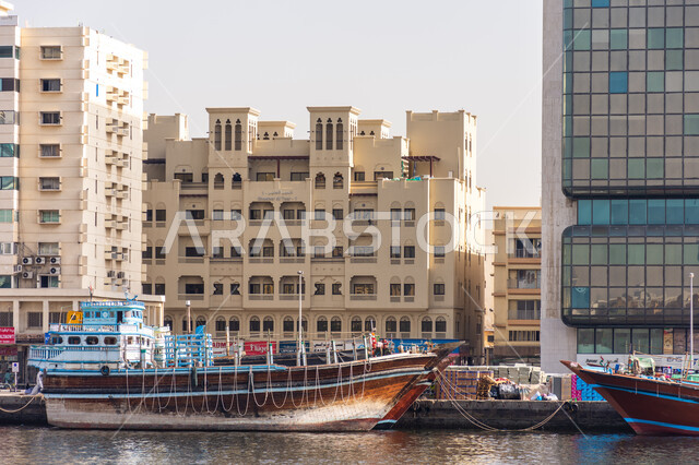 Port for transporting passengers and goods in Bur Dubai area, Architectural art of buildings and structures overlooking the sea, Wooden boat dock, Famous coastal tourist attractions, Maritime transportation in the United Arab Emirates