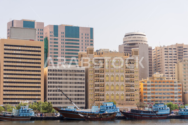 وسائل التنقل البحرية في الإمارات العربية المتحدة, ميناء لنقل المسافرين والبضائع في منطقة بر دبي, الفن الهندسي المعماري للمباني والمنشآت المطلة على البحر, مرسى القوارب الخشبية, المعالم السياحية الساحلية المشهورة
