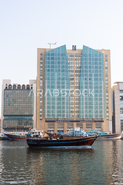 وسائل التنقل البحرية في الإمارات العربية المتحدة, ميناء لنقل المسافرين والبضائع, الفن الهندسي المعماري للمباني والمنشآت المطلة على البحر, المعالم السياحية الساحلية المشهورة, قارب خشبي يبحر في منطقة بر دبي