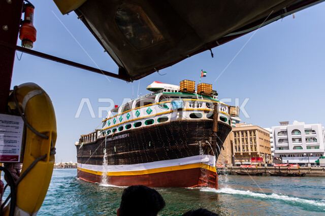 سفينة خشبية كبيرة لنقل البضائع والسلع، الاقتصاد والتجارة البحرية في الإمارات العربية المتحدة، ميناء للنقل والشحن البحري في منطقة بر دبي, المعالم الساحلية السياحية المشهورة, وسائل التنقل البحرية