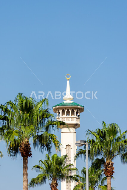 منارة مسجد الديوان  في منطقة بر دبي في النهار, الفن الهندسي المعماري لبناء المساجد على الطراز العربي الإسلامي, المعالم والأماكن الدينية الإسلامية المشهورة في الإمارات العربية المتحدة, مفهوم العبادة والتقرب إلى الله