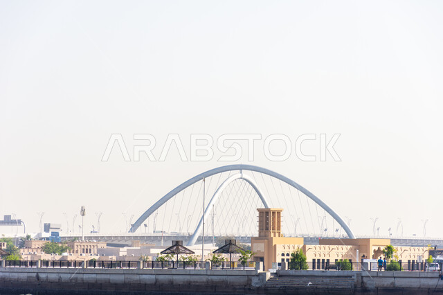 جسر إنفينيتي في مدينة دبي في النهار، التصميم الهندسي المميز لبناء الجسور, النمو والتطور العمراني في الإمارات العربية المتحدة, الأماكن والمعالم السياحية المشهورة, الاهتمام بتهيئة الطرق والشوارع