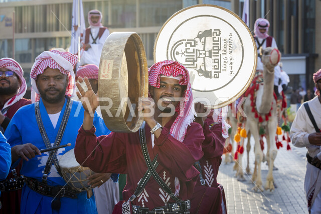 المشاركة في الفعاليات والمهرجانات في المملكة العربية السعودية، فرقة عرضة تفوم بالغناء والرقص الشعبي، أهمية حيوان الجمل في الحياة اليومية،  تعزيز الهوية الثقافية وترسيخ التراث السعودي، توافد الزوار لحضور مسابقة ومهرجان عام الابل في الرياض، أنشطة عربية شعبية تراثية