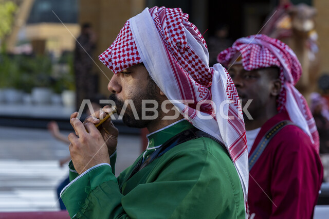 فرقة عرضة تفوم بالغناء والرقص الشعبي، أهمية حيوان الجمل في الحياة اليومية،  تعزيز الهوية الثقافية وترسيخ التراث السعودي، توافد الزوار لحضور مسابقة ومهرجان عام الابل في الرياض، أنشطة عربية شعبية تراثية، عرض أجود انواع النوق في المملكة العربية السعودية