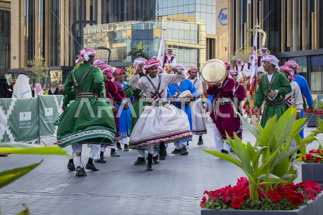 فرقة عرضة تفوم بالغناء والرقص الشعبي، أهمية حيوان الجمل في الحياة اليومية،  تعزيز الهوية الثقافية وترسيخ التراث السعودي، توافد الزوار لحضور مسابقة ومهرجان عام الابل في الرياض، أنشطة عربية شعبية تراثية، عرض أجود انواع النوق في المملكة العربية السعودية