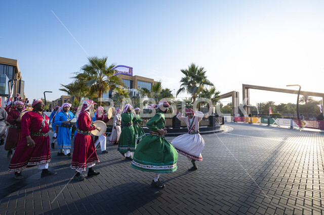 فرقة عرضة تفوم بالغناء والرقص الشعبي، أهمية حيوان الجمل في الحياة اليومية،  تعزيز الهوية الثقافية وترسيخ التراث السعودي، توافد الزوار لحضور مسابقة ومهرجان عام الابل في الرياض، أنشطة عربية شعبية تراثية، عرض أجود انواع النوق في المملكة العربية السعودية