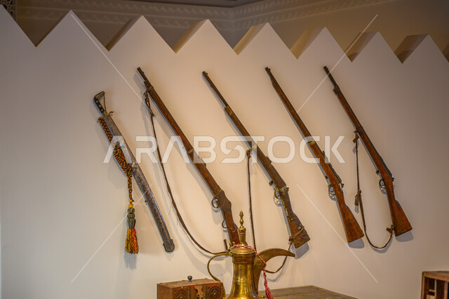 بواريد معلقة على الجدار, المعالم السياحية التاريخية القديمة, أماكن السياحة الشعبية التقليدية المشهورة في دولة قطر, التراث والثقافة القطرية, متحف البيت القطري في درب الساعي بالدوحة, جذب واستقطاب السياح من جميع أنحاء العالم