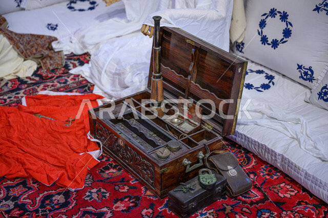التراث والثقافة القطرية, جذب واستقطاب السياح من جميع أنحاء العالم, المعالم السياحية التاريخية القديمة, أماكن السياحة الشعبية التقليدية المشهورة في دولة قطر, صورة مقربة لصندوق خشبي تراثي قديم مليء بالأدوات الأثرية في متحف البيت القطري في درب الساعي بالدوحة