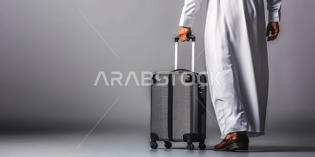 الاستمتاع بالرحلة السياحية في وقت العطلة, التجهيز للسفرات الممتعة, التحضير للإجازة الصيفية, بورتريه من الخلف لرجل عربي خليجي سعودي يرتدي الثوب التقليدي يمسك بيده حقيبة سفر, خلفية رمادية