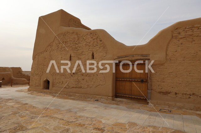 باب تراثي في حي الطريف في الدرعية القديمة، معالم تاريخية قديمة، أماكن السياحة التراثية في المملكة العربية السعودية، الفن الهندسي المعماري القديم لأسوار قصر سلوى في البجيري في مدينة الرياض، تأسيس الدولة السعودية الأولى 1727م، المباني الأثرية الطينية