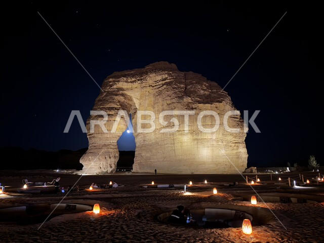 جبل الفيل في مدينة العلا في الليل، مفهوم الحضارات القديمة، المعالم التاريخية الأثرية، الطبيعة الجافة في المناطق الصحراوية، الأماكن والمعالم السياحية المشهورة, التكوينات والتشكيلات الصخرية في المملكة العربية السعودية