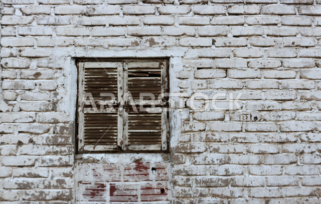 تصوير مقرب لنافذة خشبية قديمة  ، منازل حجرية قديمة اثرية ، العمارة العربية القديمة