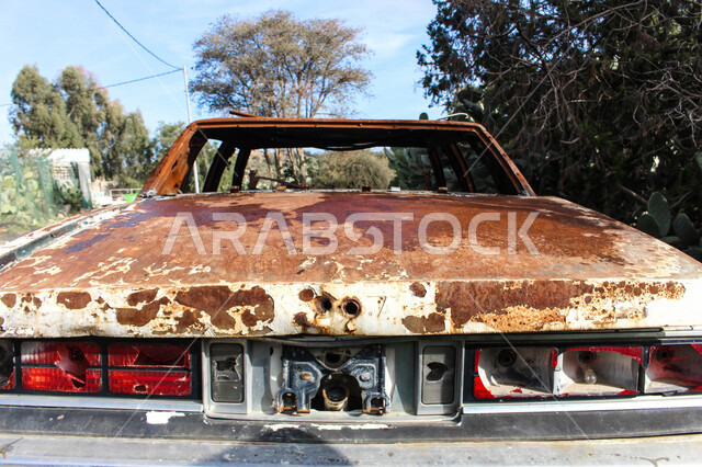 تصوير مقرب للواجهة الامامية لسيارة قديمة متاكلة ، سيارة صدئة من الطراز القديم