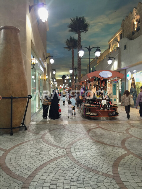 مجموعة من الأشخاص داخل مول ابن بطوطة في إمارة دبي, التسوق واستغلال العروض والتخفيض الموسمي، قضاء وقت ممتع داخل المجمعات، مكان ومعلم سياحي مشهور في الإمارات العربية المتحدة, التصميم الهندسي المعماري والديكور الداخلي المميز على الطراز الحديث للمركز التجاري