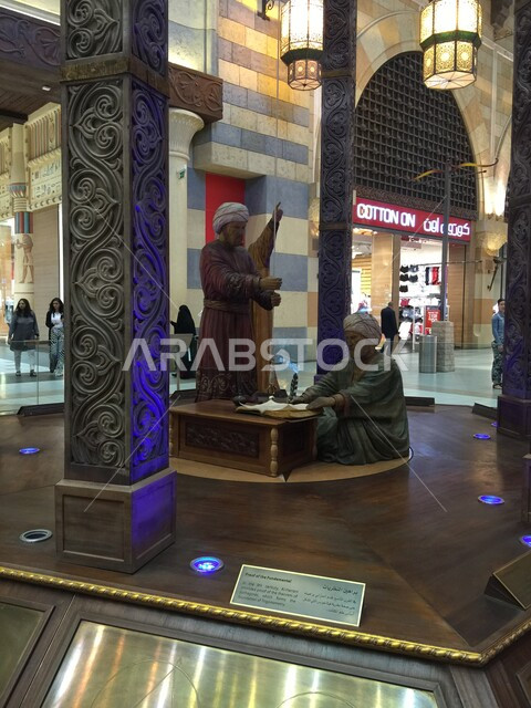 التصميم الهندسي والديكور الداخلي على الطراز الحديث للمركز التجاري، مجسم لعلماء مسلمين داخل مول ابن بطوطة في إمارة دبي, التسوق واستغلال العروض والتخفيض الموسمي، قضاء وقت ممتع داخل المجمعات، مكان ومعلم سياحي مشهور في الإمارات العربية المتحدة 