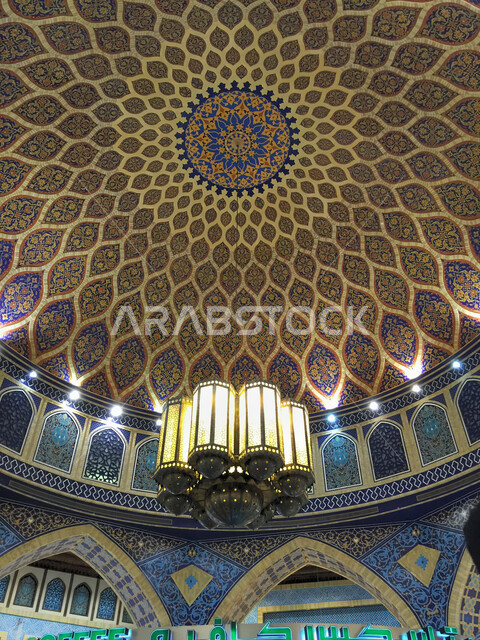التراث العربي الشرقي الأصيل، التصميم الهندسي والديكور الداخلي على الطراز الحديث للمركز التجاري، صورة مقربة لثرية عملاقة معلقة في السقف في مول ابن بطوطة في إمارة دبي، إضاءة وزينة وإكسسوارات، مكان ومعلم سياحي مشهور في الإمارات العربية المتحدة