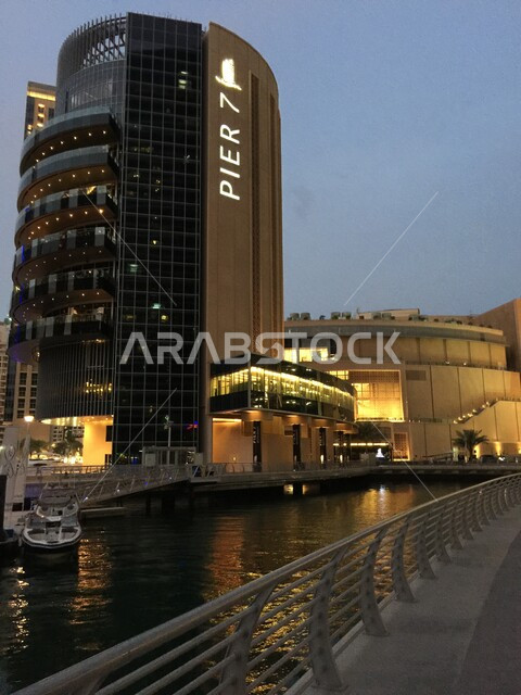 الواجهة البحرية الساحلية في دولة الإمارات العربية المتحدة، الفن الهندسي المعماري في بناء الأبراج وناطحات السحاب في مارينا دبي، النمو والتطور العمراني للمرافق التجارية والسكنية، مكان ومعلم سياحي مشهور، جذب واستقطاب السياح من شتى أنحاء العالم