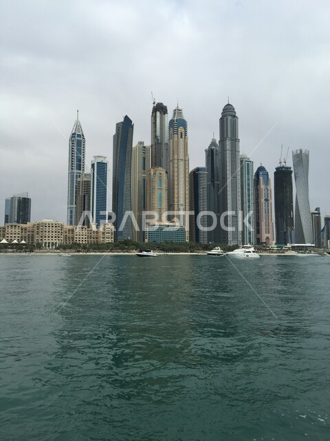 جذب واستقطاب السياح من شتى أنحاء العالم، الفن الهندسي المعماري في بناء الأبراج وناطحات السحاب، النقل البحري في مرسى دبي، النمو والتطور العمراني للمرافق التجارية والسكنية، مكان ومعلم سياحي مشهور، الواجهة البحرية الساحلية في دولة الإمارات العربية المتحدة