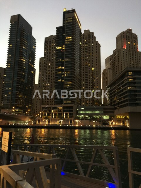 النمو والتطور العمراني للمرافق التجارية والسكنية، مكان ومعلم سياحي مشهور، الواجهة البحرية الساحلية في دولة الإمارات العربية المتحدة، الفن الهندسي المعماري في بناء الأبراج وناطحات السحاب، جذب واستقطاب السياح من شتى أنحاء العالم، النقل البحري في مرسى دبي