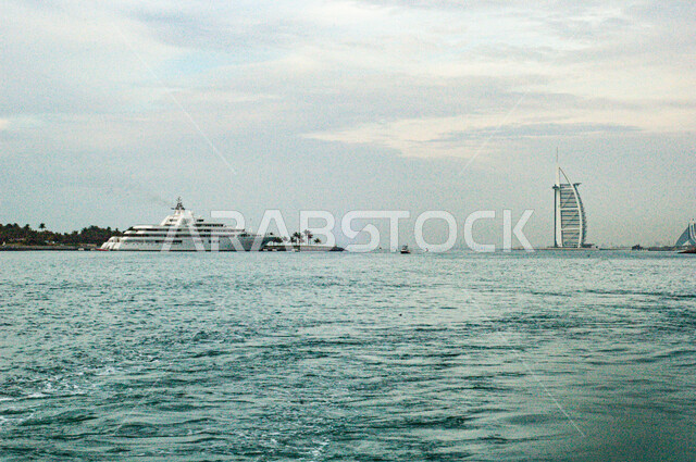 جذب واستقطاب السياح من شتى أنحاء العالم، الفن الهندسي المعماري في بناء الأبراج وناطحات السحاب، النقل البحري في مرسى دبي، مكان ومعلم سياحي مشهور، الواجهة البحرية الساحلية في دولة الإمارات العربية المتحدة