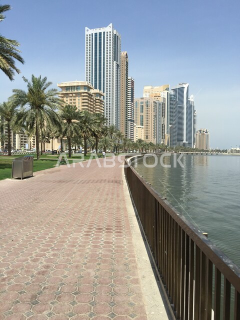الاهتمام بزراعة النباتات الخضراء وأشجار النخيل في كورنيش الشارقة، جذب واستقطاب السياح من أنحاء العالم، الفن الهندسي المعماري للأبراج و ناطحات السحاب، الواجهة البحرية في الإمارات العربية المتحدة، النمو والتقدم العمراني للمباني والمنشآت السكنية والتجارية