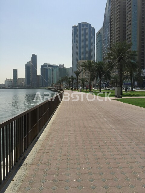 الفن الهندسي المعماري للأبراج و ناطحات السحاب، الواجهة البحرية في الإمارات العربية المتحدة، الاهتمام بزراعة النباتات الخضراء وأشجار النخيل في كورنيش الشارقة، جذب واستقطاب السياح من أنحاء العالم، النمو والتقدم العمراني للمباني والمنشآت السكنية والتجارية