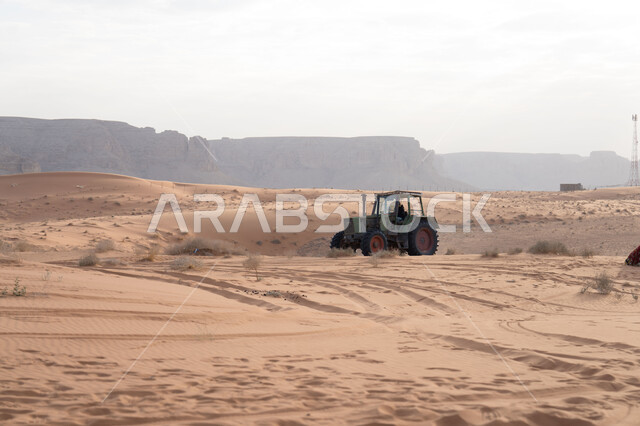 وسائل للمساعدة في حراثة و تقليب الارض, التكوينات والتشكيلات الرملية, جرار زراعي في إحدى المناطق الصحراوية في المملكة العربيه السعودية, الرمال الذهبية الناعمة، المرتفعات والسلاسل الجبلية في الصحراء