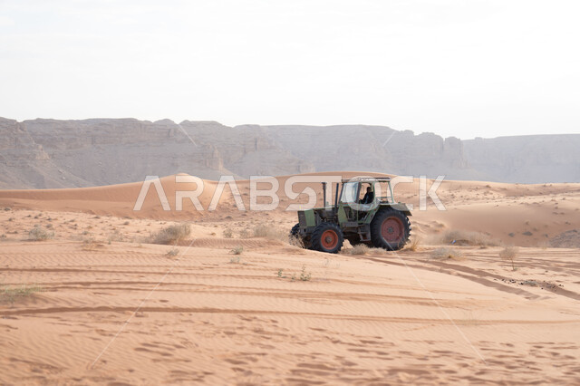 التكوينات والتشكيلات الرملية, جرار زراعي في إحدى المناطق الصحراوية في المملكة العربيه السعودية, وسائل للمساعدة في حراثة و تقليب الارض, الرمال الذهبية الناعمة، المرتفعات والسلاسل الجبلية في الصحراء