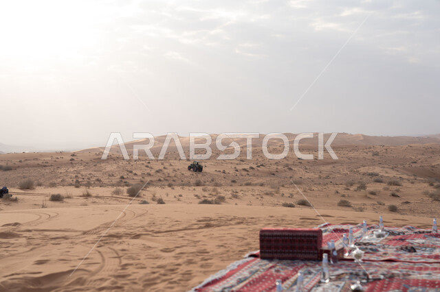 مجلس عربي شعبي في المناطق الصحراوية، التكوينات والتشكيلات الرملية في صحاري المملكة العربية السعودية، المناظر الطبيعية المتميزة ، الرمال الذهبية الناعمة، كشتة ورحلة برية في صحراء مدينة الرياض