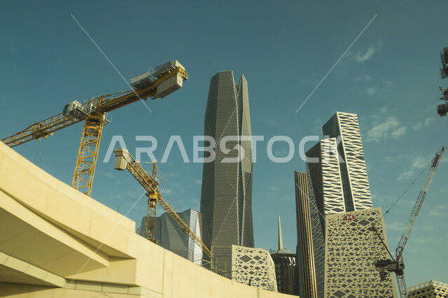 أبراج المركز المالي خلال مرحلة البناء والتشييد، مفهوم تصميم المباني وتنفيذها، الفن الهندسي المعماري لمركز الملك عبدالله المالي ( كافد ) على الطراز الحديث، النمو والتقدم العمراني لناطحات السحاب في الرياض في المملكة العربية السعودية